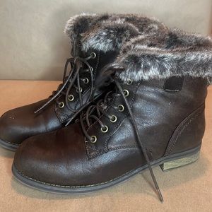 Ankle combat faux fur boot. Brown. Size 9W.